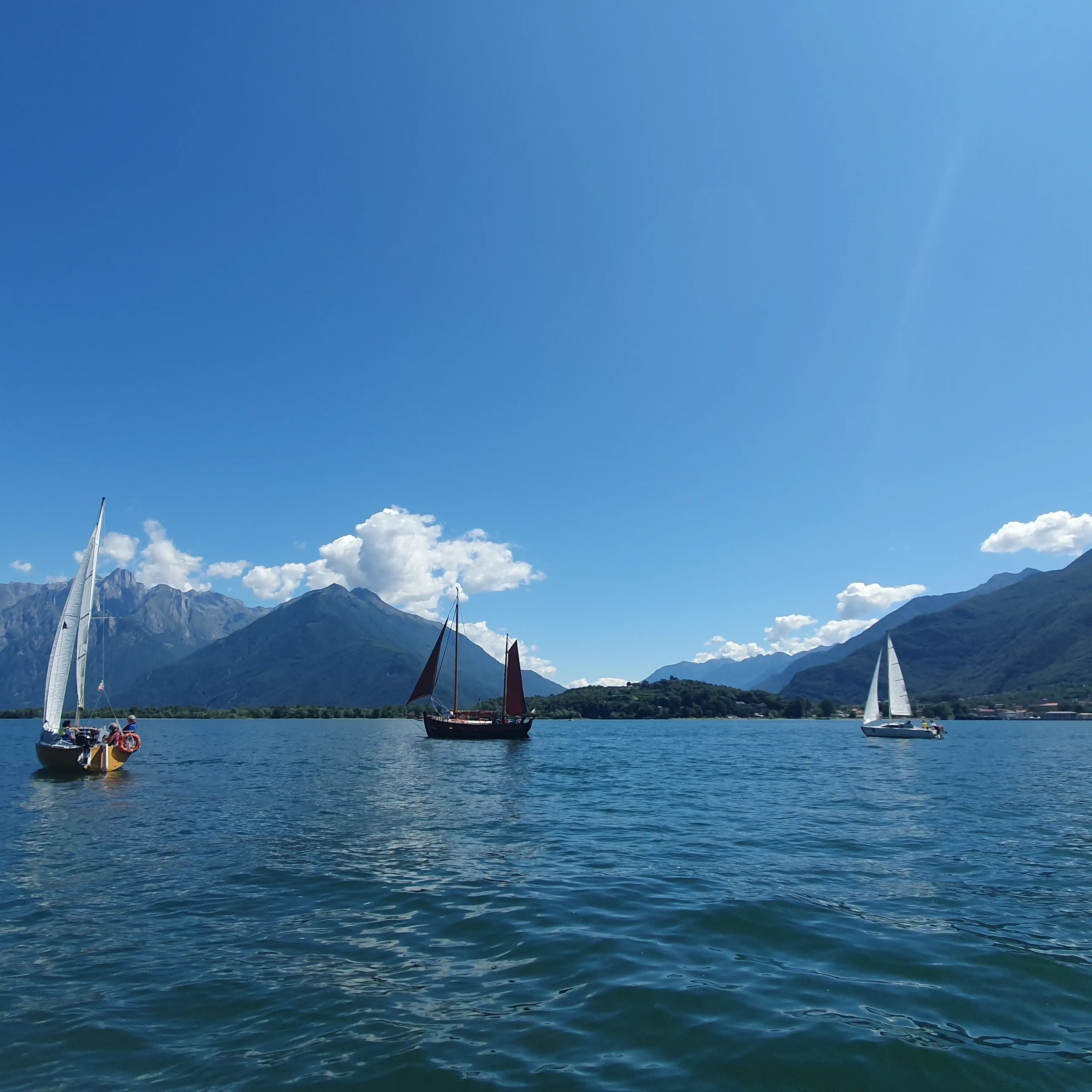 Annje Bonnje boats and the Red Sail