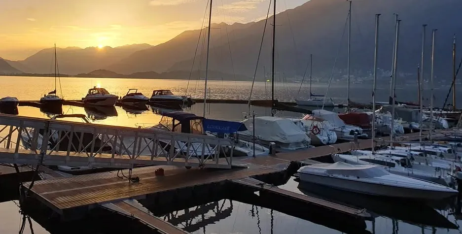 La Marina di Domaso al tramonto, base dei corsi di vela sul Lago di Como