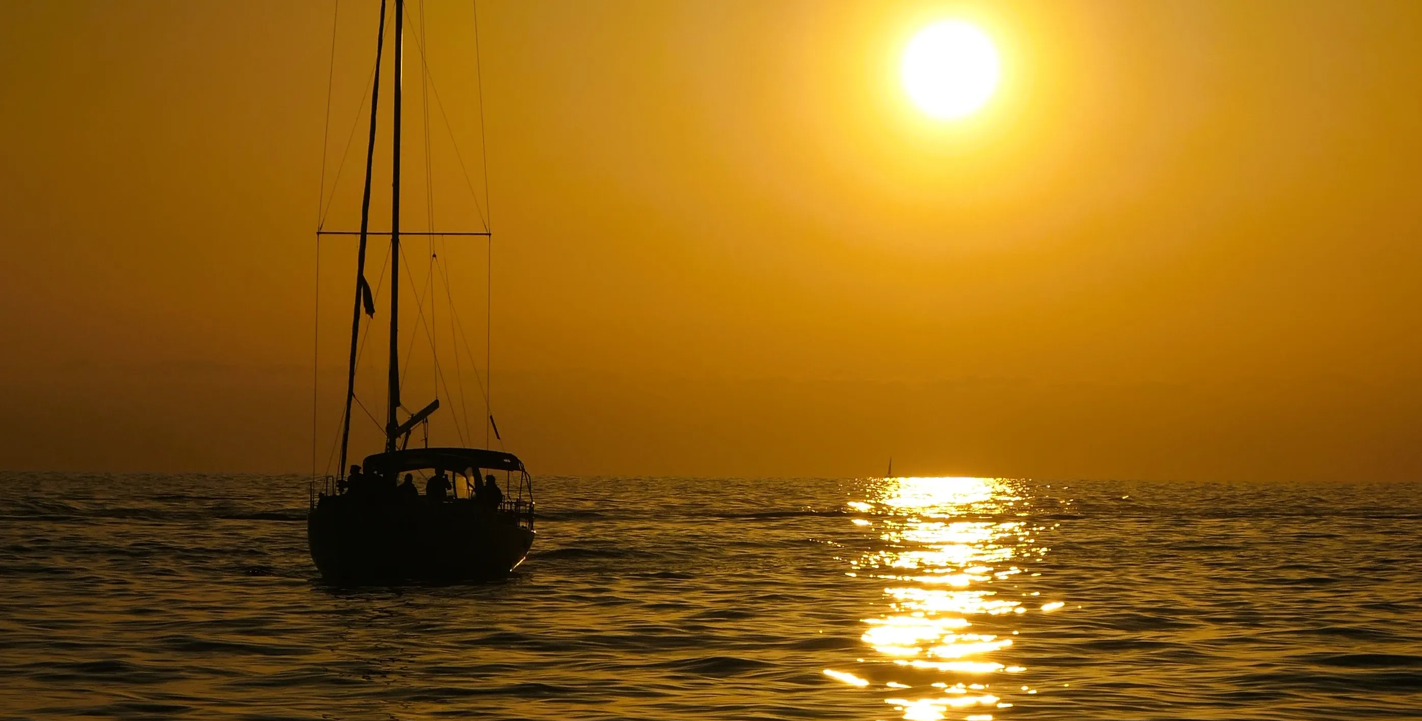 Una barca a vela in navigazione in mare aperto