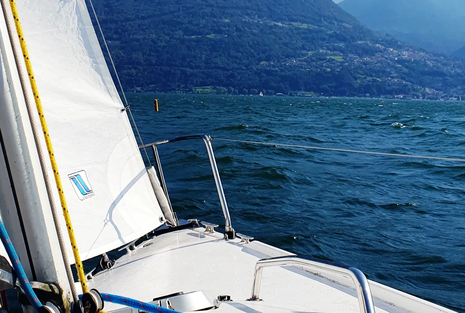 Veliero in manovra durante un corso di perfezionamento alla vela